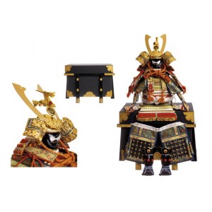 Pozłacana miniaturowa zbroja samurajska z monem rodu Toyotomi, ozdobiona agatami