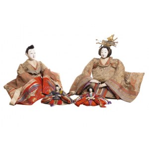 Ensemble de quatre poupées kimekomi ningyo de la période Edo représentant un couple impérial et des courtisans