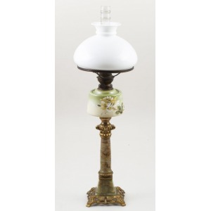 LAMPA NAFTOWA, pocz XX w., Trzon - zielony alabaster , stop metali malowany na złoto, zbiornik - porcelana malowana naszkliwnie w kwiaty, szkło bezbarwne &ndash; cylinder, szkło mleczne &ndash; klosz; wys. całk. 68 cm