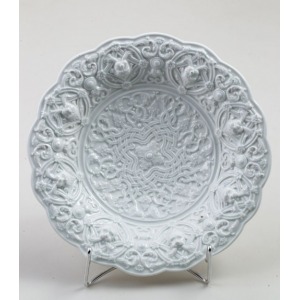 TALERZ Z GŁOWAMI LWÓW W GĘSTYM ORNAMENCIE, Saksonia, Miśnia, poł. XIX w., Porcelana, relief, wys.4,5, śr. 27 cm