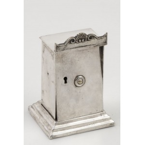 SKARBONKA W FORMIE SEJFU, Polska, Warszawa, Norblin, XIX/XX w., Metal srebrzony, dociążony, 11,5 x 7,5 x 6,5 cm