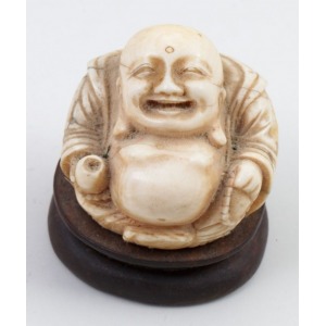ŚMIEJĄCY SIĘ BUDDA, Chiny, XIX/XX w., Kość, drewno (postument), wys. całk. 5 cm