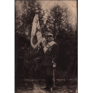 [2 Pułk Szwoleżerów Rokitniańskich] Sztandary 2. Pułku Szwoleżerów. Maciej Wąż, wachmistrz-sztandarowy.