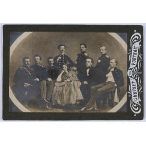 [XIX w.] Akademia Artyleryjska w Petersburgu] Grupa Kolegów z Akademji Artyleryjskiej w Petersburgu. Kopija z oryginału z roku 1858 albo 1859.