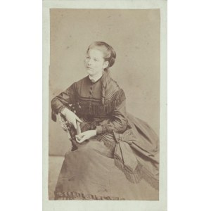 [XIX w.] Fotografia CDV młodej kobiety w czarnej sukni. Atelier Awit Szubert, Kraków, ul. Krupnicza 17. Lata 60. XIX w. [żałoba narodowa]