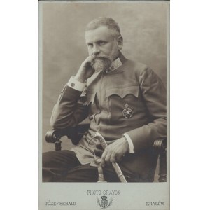 Fotografia generała armii Austro-Węgier [Order Krzyża Rycerskiego Franciszka Józefa]. Józef Sebald. Kraków [przed 1914]