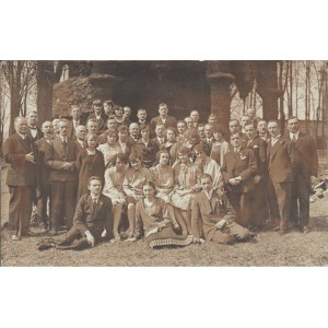 Fotografia grupy osób. Okres międzywojenny, Łódź. Fot. Aleksander Meyer. Fotograf prasowy, Łódź, Piotrkowska 190.