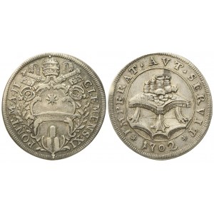 STATO PONTIFICIO. Roma. Clemente XI (1700 - 1721). Testone 1702 Tavolo con monete. Ag (9,04 g; 32,2 mm)
