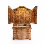 Secrétaire baroque orné d'un monogramme