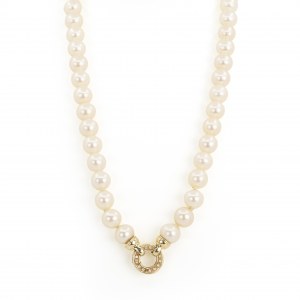 Pearl necklace with diamond clasp