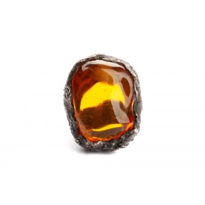 Artistic ring with amber
