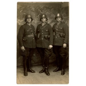 Policja Państwowa w hełmach z numerem, fotografia z II RP. Rzadkie (472)