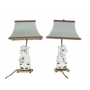 Table lamps with Chinese Foh dogs, pair, yellow metal with porcelain