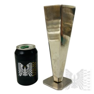 Metalowy Puchar o Geometrycznej Formie