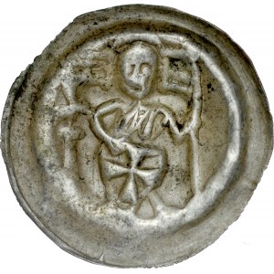 Brakteat guziczkowy, Av.: Rycerz zakonny trzymający tarczę, po bokach proporce, RR.