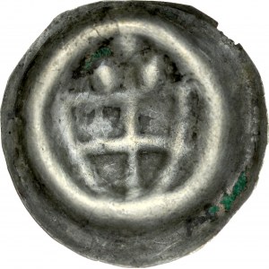 Brakteat guziczkowy, Av.: Tarcza krzyżacka, nad nią trzy kropki.