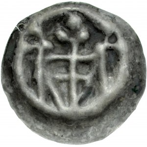 Brakteat guziczkowy, Av.: Tarcza krzyżacka, nad nią trzy kropki, po bokach słupy zakończone kropkami.