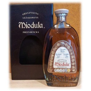 Oryginalna Leżakowana Miodula® Prezydencka 0,5L 40%, rocznik 2024 w eleganckim opakowaniu drewnianym box ciemny - ostatni