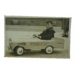 Zestaw 3 fotografii z modelami samochodów napędzanych pedałami, przeznaczonych dla dzieci, lata 60-70 XXw. ,[AW]