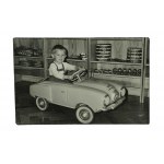 Zestaw 3 fotografii z modelami samochodów napędzanych pedałami, przeznaczonych dla dzieci, lata 60-70 XXw. ,[AW]