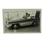 Zestaw 3 fotografii z modelami samochodów napędzanych pedałami, przeznaczonych dla dzieci, lata 60-70 XXw. ,[AW]