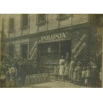 Spółdzielnia Spożywców Polonia Sp. z o.o. w Bydgoszczy , witryna sklepu z polskim orłem , bańki z mlekiem , dzieci [przed 1939r.] ,[AW]