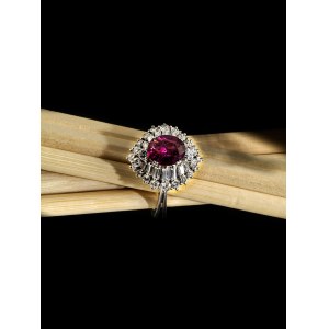 Anello di diamanti con rubino