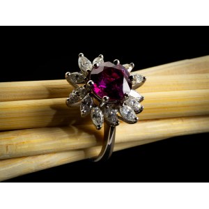 Anello di diamanti con rubino