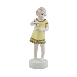 Figurka dziewczynki z kubkiem, Pacyków, l. 1920-1930