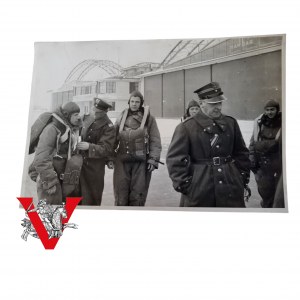 Spadochroniarze przed skokiem, lotnisko, sprawdzenie osprzętu [PIĘKNA FOTOGRAFIA]