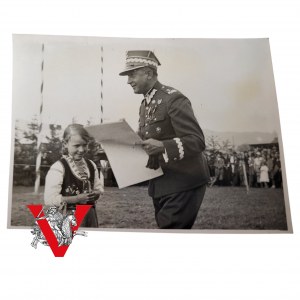 General Tadeusz Kasprzycki with Mala Góralska, Mountain Convention in Sanok 1936.