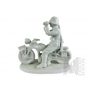 III Rzesza - Niemiecka Figurka Porcelanowa Żołnierza Wehrmachtu na Motocyklu (Zwiadowca) Neundorf