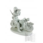 III Rzesza - Niemiecka Figurka Porcelanowa Żołnierza Wehrmachtu na Motocyklu (Zwiadowca) Neundorf