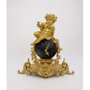 Mantel clock with putti