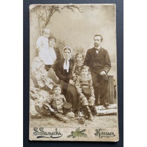 Photographie en carton. Famille. Kielce [vers 1900].