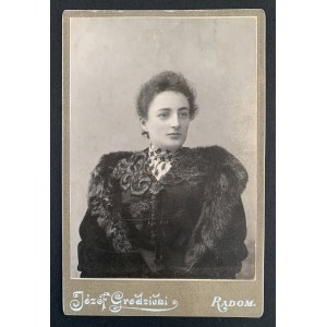 Fotografia kartonikowa. Kobieta. Radom [1903]