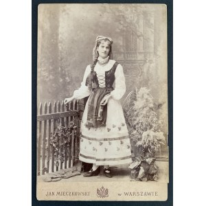 [Folk] Cardboard photograph. Woman. Warsaw [1885].