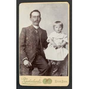 Photographie en carton. Homme avec enfant. Kielce.