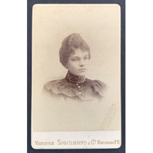 Fotografia kartonikowa. Kobieta. Warszawa [1902]