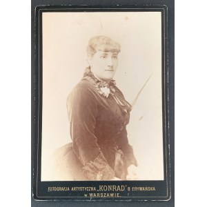 Photographie en carton. Femme. Varsovie [1887].