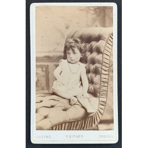 Fotografovanie z kartónu. Dieťa. Gniezno [okolo 1900].