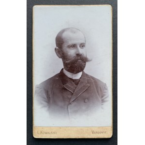 Kartonová fotografie. Muž. Varšava [19. stol.].