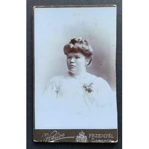 Photographie en carton. Femme. Przemyśl.