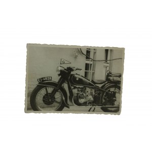 Altes Motorrad mit einer Flagge
