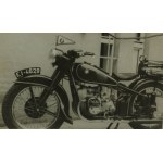 Altes Motorrad mit einer Flagge
