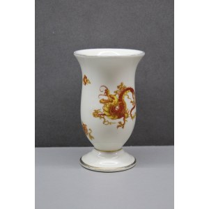 Porcelain vase with dragon motif