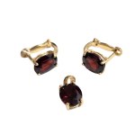 Gold jewelry set with garnet (?) (585)
