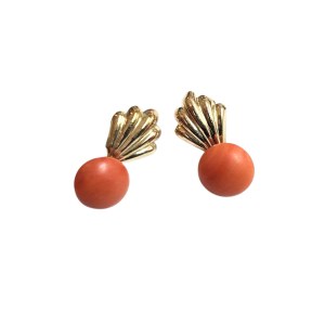 Gold earrings with coral