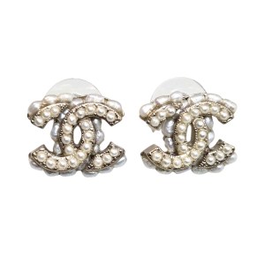 Gold-plated pearl earrings, CC logo model, Chanel