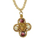 Gold-plated vintage pendant with Tudor-style pearls